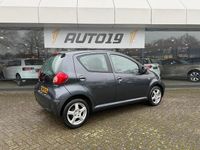 Occasion Toyota Aygo 68 PK (50 kW) 2006 Grijs (metallic) Hatchback