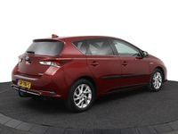Occasion Toyota Auris Hybrid Executive 136 PK (100 kW) 2018 Rood Hatchback