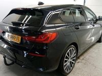 tweedehands BMW 118 1-SERIE i Automaat 140 pk High Executive Panoramadak Trekhaak Leer Sportstoelen Navigatie Camera Getint Glas Stoelverwarming Dab 18 Inch Donkere Hemel Life Cockpit NL Auto 1e Eigenaar BTW