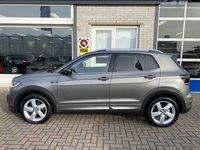 tweedehands VW T-Cross - 1.0 TSI R-Line / AUTOMAAT/ CAMERA/ 116 PK/ PARK. SENSOREN/ DODE HOEK/ STOEL VERWARM./ ADAPT. CRUISE/ DIGITAL DASHBOARD/ APP CONNECT/ CLIMA/ DAB/ 17" LMV/