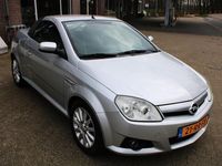 tweedehands Opel Tigra TwinTop 1.4-16V Cosmo Cabrio, Lederen/stoffen bekleding, Airco, Cruise control, Elektrisch bedienbare kap, Boordcomputer, Windscherm, 16" LMV