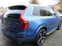 tweedehands Volvo XC90 2.0 T8 PHEV R-DESIGN / AWD / LUCHTVERING / PANORAMADAK / TREKHAAK / STOEL VERWARMING EN VERKOELING!