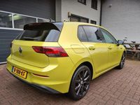 tweedehands VW Golf VIII 1.5 TSI Style Limon yellow metallic