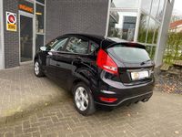 tweedehands Ford Fiesta 1.25 Ghia wordt geleverd met nieuwe APK