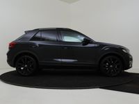 tweedehands VW T-Roc 1.5 TSI Sport | Panoramadak | Keyless | Achteruitrijcamera | Digital cockpit Pro | LED verlichting | Draadloze telefoonlader | Elektrische achterklep |