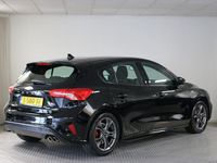 tweedehands Ford Focus 1.0 EcoBoost ST Line Black Red 125 PK. Clima - Cruise - Apple/Android - Navi - Lichtmetaal.