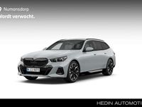 Nieuw BMW 550e M Sport 313 PK (230 kW) 2025 Grijs Stationwagen