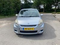 Occasion Daihatsu Sirion 69 PK (50 kW) 2007 Grijs Hatchback