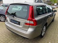 tweedehands Volvo V70 2.0 T5 245PK Momentum Automaat LEER / NAVI / XENON