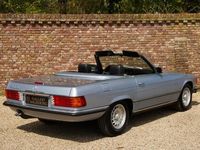 tweedehands Mercedes SL280 Built for the European market, Rear seats (rare option), Offered with manufacturer's literature, Livery in Silver Bleu over Black (MB-Tex), Executed with the automatic transmission - Tempomat - ABS - Green glass, A stylish convertible