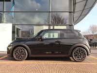 Nieuw Mini Cooper Favoured 156 PK (114 kW) 2025 Midnight black ii (c4r) Hatchback