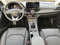 tweedehands Hyundai i30 Wagon 1.5 T-GDi MHEV Premium / Navigatie / Cruise control / Airco automatisch / Keyless entry / Achteruitrijcamera / parkeersensoren voor-achter / Licht-regen sensor /