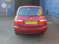 tweedehands Kia Carens 1.8-16V LX - Aantoonbaar 1e eigenaar - Airco - 4 electrische ramen - Centrale deurvergrendeling - 2x sleutel - Metalic lak - Radio/cd speler - 4 nieuwe banden - Wordt afgeleverd met nieuwe APK