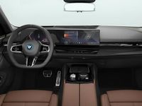 Nieuw BMW 550e M Sport 489 PK (359 kW) 2025 M carbonschwarz metallic (zwart metallic) Stationwagen