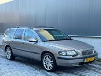 tweedehands Volvo V70 2.4 Comfort Line NWE APK TREKHAAK STOELVERWARMING SCHUIFDAK NAP 3 SLEUTLES