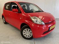 Occasion Daihatsu Sirion 69 PK (50 kW) 2005 Rood Hatchback