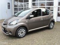 tweedehands Toyota Aygo 1.0-12V VVT-I 5-Deurs Facelift 2 Aspiration Comfort/Cool Ledverlichting Airconditioning Centrale Vergrendeling Elektrische Ramen Stuurbekrachtiging Radio/Cd/Aux Dubbele Speakers 12Volt-Aansl. Isofix Métallic Lak Topstaat Distributieketting Ni