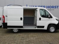 tweedehands Peugeot Boxer 330 2.2-120pk BlueHDi gesloten bestelwagen L1H1 Premium. Airco, cruise cntrl, navigatie, telefoonvoorb., camera, elektr. spiegels en elektr. ramen, 3-zits, laadruimte betimmerd, trekhaak.