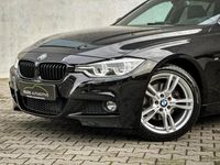 tweedehands BMW 320 3-SERIE Touring d High Executive M-Sport | Panorama dak | Head-up | Afn. trekhaak | Leder | Clima | Cruise | Vol opties! |