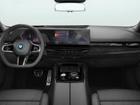 Nieuw BMW 550e M Sport 489 PK (359 kW) 2025 Grijs Stationwagen