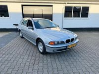tweedehands BMW 523 5-SERIE Touring i 170PK Youngtimer 7 persoons Automaat Airco Cruise Control Elk. Ramen trekhaak.