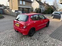 Occasion Daihatsu Sirion 102 PK (75 kW) 2001 Rood Hatchback