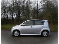 Occasion Daihatsu Sirion 103 PK (75 kW) 2010 Grijs Hatchback