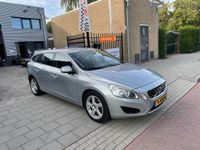 tweedehands Volvo V60 2.0T Momentum 3e Eig Trekhaak Airco Blis Acc Navi