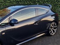 tweedehands Opel Astra GTC 2.0 Turbo OPC / Kuipstoelen / 20 inch velgen / Bluetooth / Navigatie / Stoelverwarming / Parkeersensor / NL auto