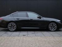 tweedehands BMW 520 5-SERIE i | NIEUWPRIJS ¤95.329.- | M SPORT | MEMORY | HARMAN & KARDON | PANO | LEDER | STOEL\STUURVERWARMING | 360° CAMERA | HEAD-UP | NAVI | CRUISE | TREKHAAK |