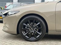 Nieuw Mazda 3 Homura-Line 140 PK (102 kW) 2026 Zircon sand metallic (48t) Hatchback