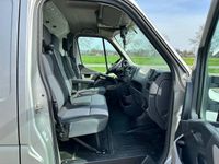 tweedehands Renault Master T35 2.3 dCi L2H3 3-Pers. 126pk Navi Camera Airco PDC Step-up Betonplex Houtafwer. CruiseControl ESP Keyless Elektr.Ramen+Spiegels Schuifdeur-R Trekhaak Tussenwan Verhoogd Dak (H3) Verlengd (2x) 2500kg Trekvermogen 6-bak Bank ESP ABS Orig.NL