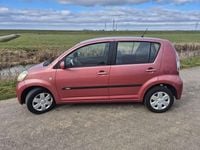 Occasion Daihatsu Sirion 69 PK (50 kW) 2005 Rood Hatchback