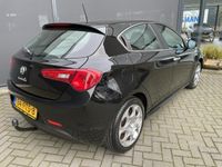 tweedehands Alfa Romeo Giulietta 1.4 TB 120PK Distinctive Goed onderhouden / Clim. control - Cruise control - Radio/CD/USB/AUX - MFL-Stuurwiel - ML - LMV - Trekhaak - CD+AB - Ramen E-V+A - Spiegels E-V+V - HSA - DNA - LED - B-Stoel IHV