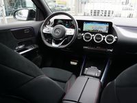 tweedehands Mercedes GLA180 AMG Line l Achteruitrij camera l Tempomaat l Stoelverwarming l Sfeerverlichting l MBUX l Widescreen l Keyless Go l Night pakket l Spiegel pakket l l Camera l Carbon inleg l Draadloos opladen telefoon l LED High Perform...