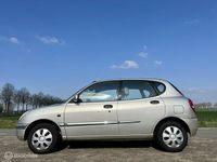 tweedehands Daihatsu Sirion 1.0-12V ZLi, BJ 2001, Airco, APK Mrt 2025