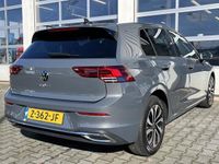 tweedehands VW Golf VIII 1.5 eTSI Active Head-Up display ACC Stuurwiel verwarming all-season banden