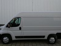 tweedehands Opel Movano L2H2 2.2D 140 PK 3.5t Heavy | 500 KG extra trekgewicht | NAVI | Carplay | Camera | Parkeersensoren achter | Lederen stuurwiel | Verzwaarde vering | Automatische verlichting, airco en ruitenwissers | van ¤38.092 voor ¤31.500 | N32443