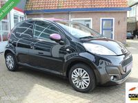 tweedehands Peugeot 107 1.0-12V 5-Deurs Facelift 2 AUTOMAAT Exclusive-Sport Two-Tone Bi-Color Edition Airconditioning Centr.Vergr. Elek.Ramen Stuurbekr. Lederstuur F1-Schakelflippers Radio/Cd/Aux Dubbele Airbags&Speakers Zwart Interieur 12V.-Aansl. Isofix Privacy Gla