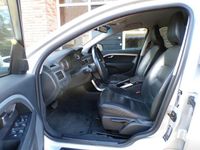 tweedehands Volvo V70 2.0 T5 Momentum Automaat / Leder