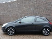 tweedehands Opel Corsa 1.4-16V Enjoy met AIRCO, cruise controll, 3 deurs, zwart metallic
