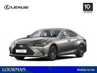 Nieuw Lexus ES300H 219 PK (161 kW) 2025 Sonic titanium metallic (grijs metallic) Sedan