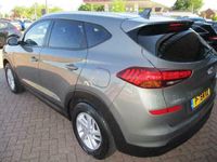 tweedehands Hyundai Tucson 1.6 GDi Comfort*BOVAG GARANTIE*AIRCO(AUT)CRUISE CONTROL*NAVIGATIE* ACHTERUITRIJCAMERA*STOELVERWARMING*DAKRAILS*EXTRA SET WINTERBANDEN OP VELG*PARKEERHULP ACHTER* AFGELEVERD DOOR DEALER MET GARANTIE!!!