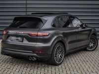 tweedehands Porsche Cayenne 3.0 E-Hybrid | PANORAMADAK | SPORT-CHRONO | SPECIAL COLOR WRAP | BLACK-OPTIC | ACTIVE CRUISE | 360 CAMERA | LUCHTVERING | TREKHAAK | MEMORY SEATS | ACTIVE CRUISE