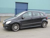 tweedehands Mercedes B200 lagergeluid in de bak.