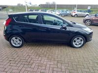 tweedehands Ford Fiesta 1.0 EcoBoost Titanium Automaat, Airco(automatisch), Multimedia systeem, Bluetooth telefoonverbinding, Stoelverwarming, Voorruit verwarmd, Parkeersensoren, Cruise control, Dimlicht automatisch, Elektrische ramen en spiegels, Keyless, Nette auto