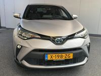 tweedehands Toyota C-HR 1.8 Hybrid Dynamic uit 2022 Rijklaar + 12 maanden Bovag-garantie Henk Jongen Auto's in Helmond, al 50 jaar service zoals 't hoort!