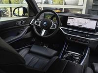 tweedehands BMW X5 xDrive50e M-SPORT PRO | PANORAMADAK | COMFORT SEATS MET MASSAGE FUNCTIE | ELEKTR. TREKHAAK | COMFORT ACCES | HARMAN KARDON | 360 CAMERA | AMBIANCE SFEERVERLICHTING | HEAD UP DISPLAY | ICONIC GLOW GRILLE