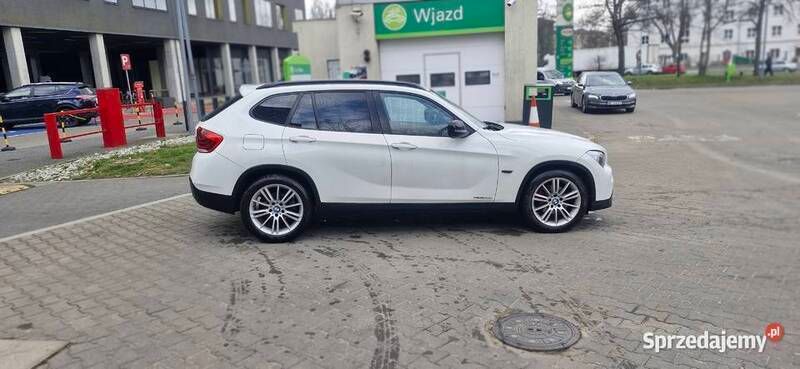 Biały Używany 2010 BMW X1 SUV | 34 900 zł (Drogi) - Obraz 1/4