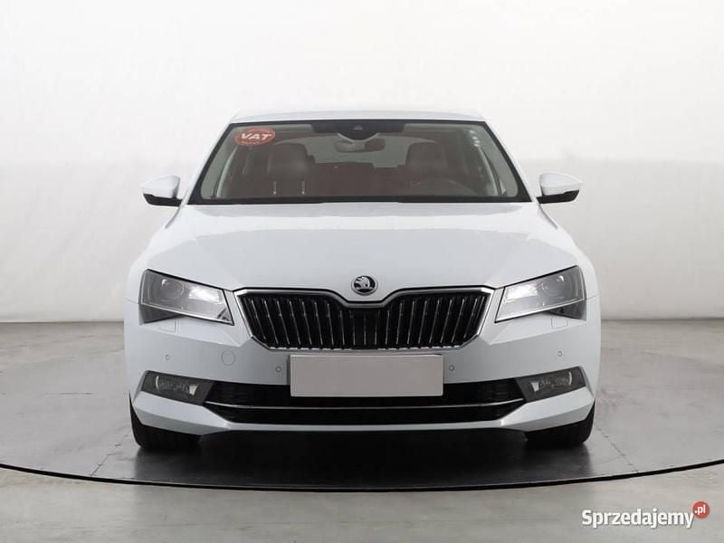 Biały Używany 2016 Skoda Superb Hatchback | 67 999 zł (Uczciwa cena) - Obraz 1/4